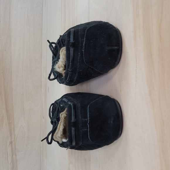 Minnetonka Moccasin Black Women's Slippers - Picture 7 of 10